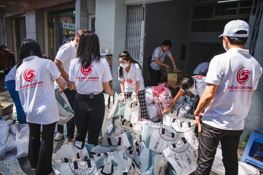 Các tình nguyện của SODO66 bận rộn sắp xếp và phân chia các phần quà