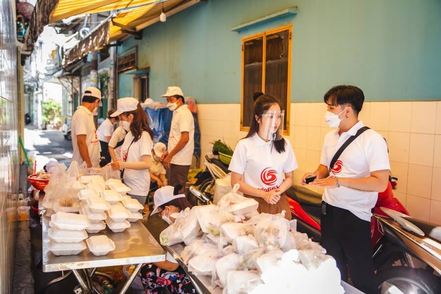 SODO66 SODO66 đã đóng hộp xong và sẵn sàng phát những phần cơm nghĩa tình đến tay bà conđóng hộp các suất cơm gọn gàng, chuẩn bị phát những phần cơm nghĩa tình đến tay bà con