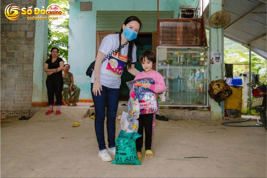 SODO66 mang Tết Trung thu đến cho trẻ em xã Hòa Bắc 12 Phát quà cho các gia đình có trẻ em khó khăn 3